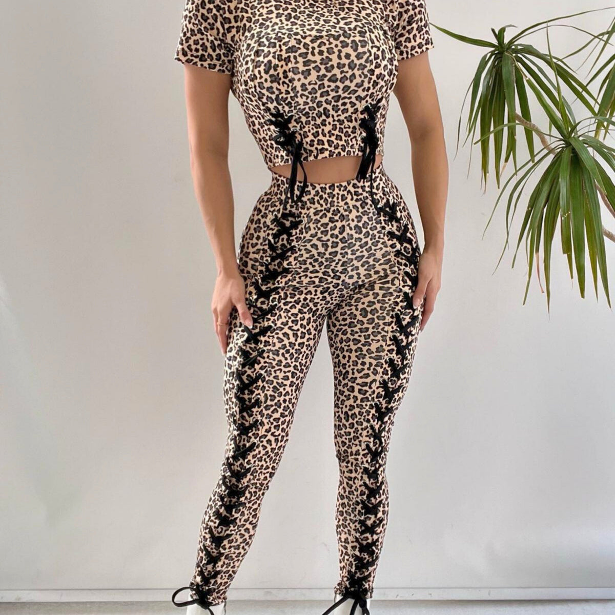 Compleu Miandra Leopard Cu Pantaloni Si Bluza Cu Snur